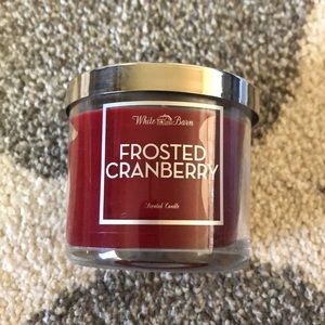 FROSTED CRANBERRY WHITE BARN CANDLE